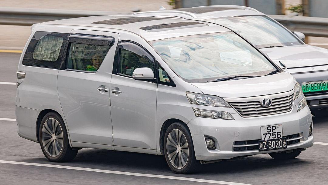 Vellfire ជំនាន់ទី១ ឆ្នាំ២០០៨ ដល់២០១៤ ហើយឆ្នាំបន្តបន្ទាប់រូបរាងស្រដៀងទៅនឹង Alphard ស្ទើគ្រាប់ជំនាន់