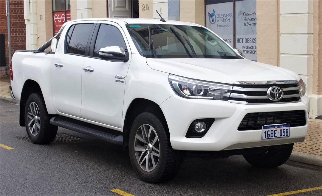 1769px-2016_Toyota_HiLux_(GUN136R)_SR5_4-door_utility_(2018-09-03)_01 (1).jpg