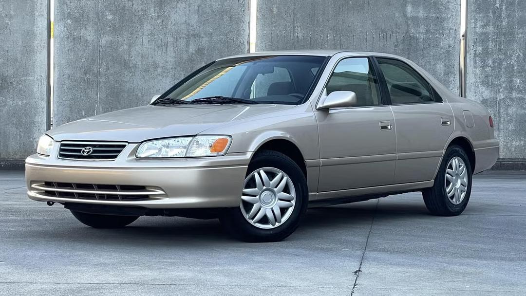 2001-toyota-camry-bat-104-677814901ff24.avif