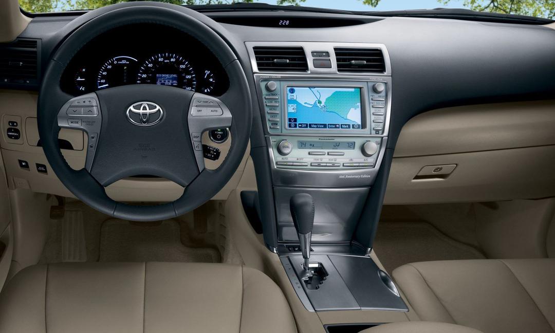 &nbsp;ផ្នែកខាងក្នុងរបស់ Camry 50th បំពាក់អីណុក និងស្បែក