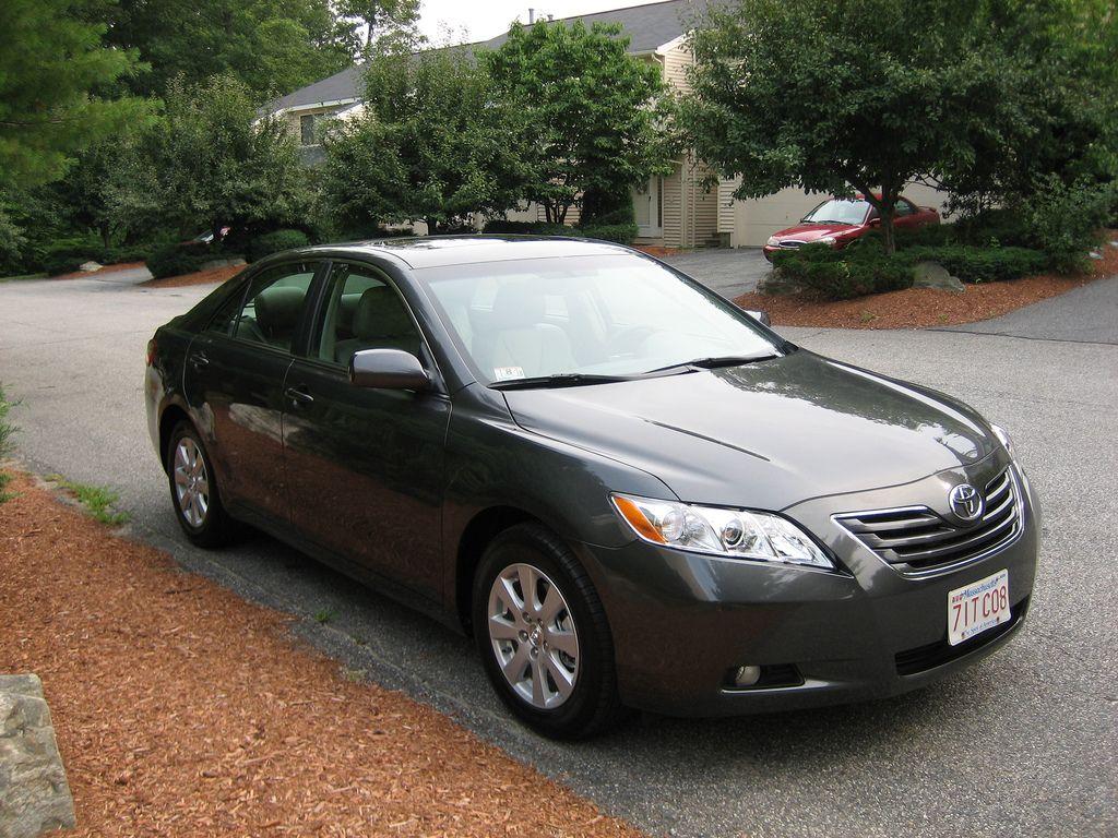 2007_Toyota_Camry_XLE_02.jpg