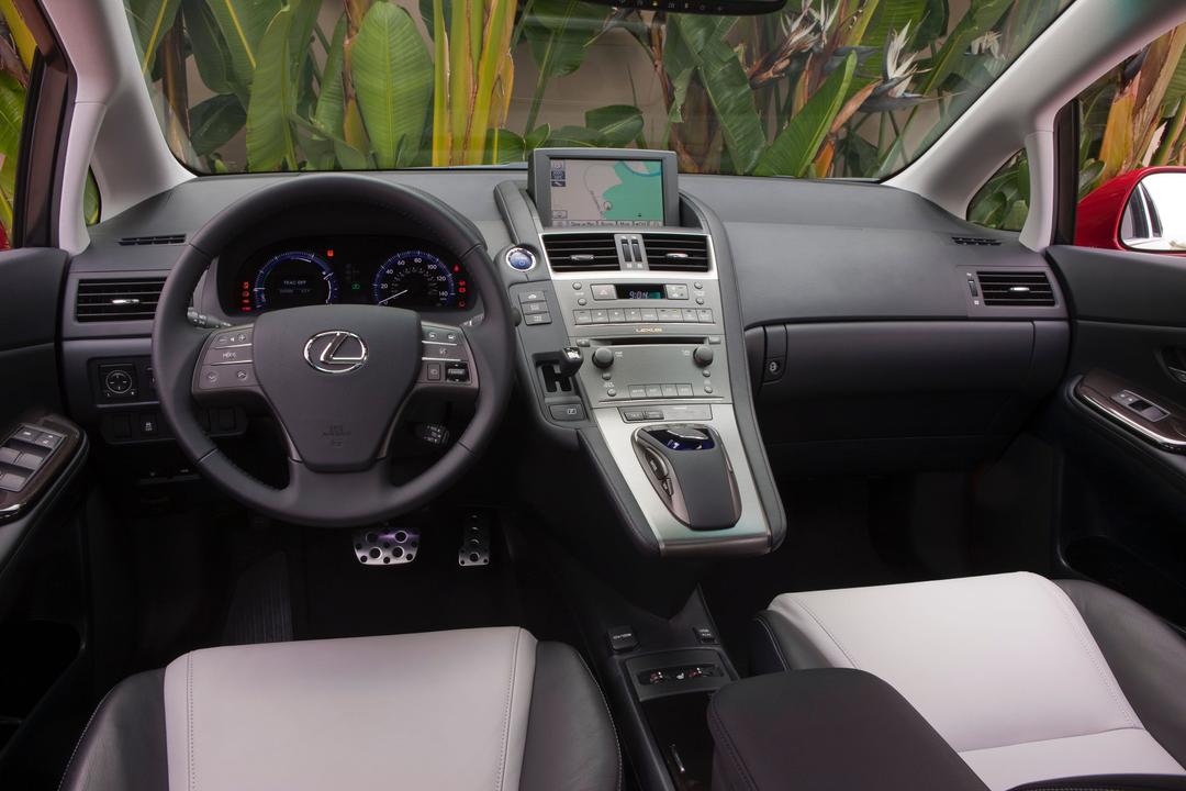 ផ្នែកខាងក្នុងម៉ូឌែល HS250h