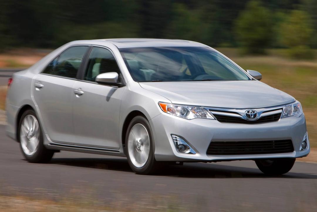 2014_toyota_camry_sedan_xle_fq_oem_2_1280x855.jpg