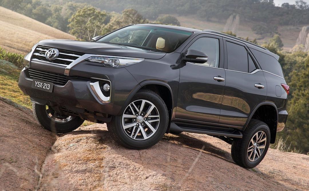 2016-Toyota-Fortuner-revealed-Australian-spec.jpg