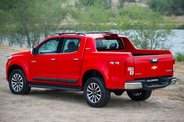 2017-Chevrolet-Colorado-High-Country_R3Q_resize.jpg