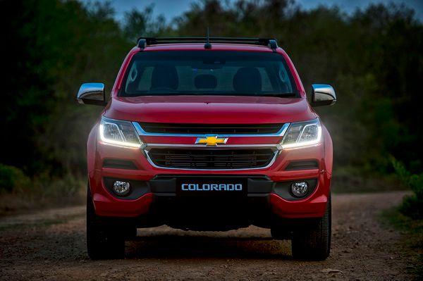2017-Chevrolet-Colorado-High-Country_front-DRLs_resize.jpg