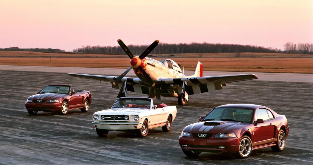 កណ្ដាលពណ៌សជា Mustang ជំនាន់ទី១ ពណ៌ឈាមជ្រូកសងខាងជាជំនាន់់ទី៣ ខាងក្រោយជាយន្ដហោះ P-51 Mustang