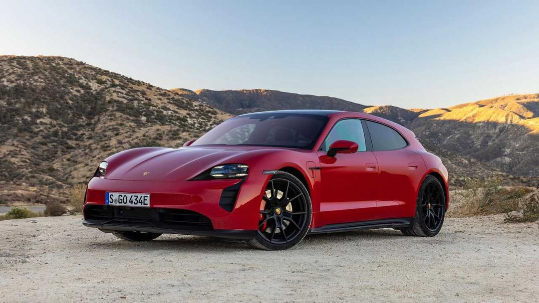<i>Porsche Taycan</i>
