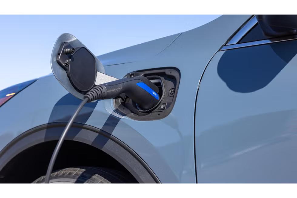 2023-ford-escape-plug-in-hybrid-vapor-blue-04-1666667348.avif