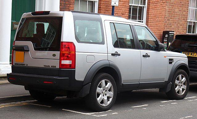 640px-2004_Land_Rover_Discovery_3_TDV6_HSE_2.7_Rear.jpg