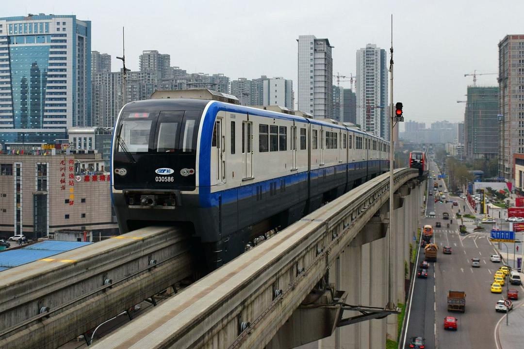 Chongqing_Rail_Transit_Line_3_Monorail_Train_near_Xuetangwan_Station.jpg