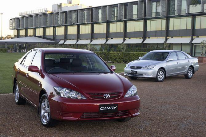 Camry បាឡែនទូទៅ បំពាក់យាន់កង់១៥អ៉ីង និងបាណា ឬសំណាញ់ធម្មតា ជាមួយតែមពណ៌ប្រាក់