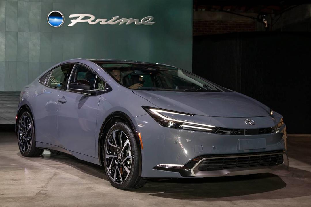 Prius Prime ខាងក្រៅខុសយាន់កង់ និងផ្នែកខាងក្រោយបន្ដិច