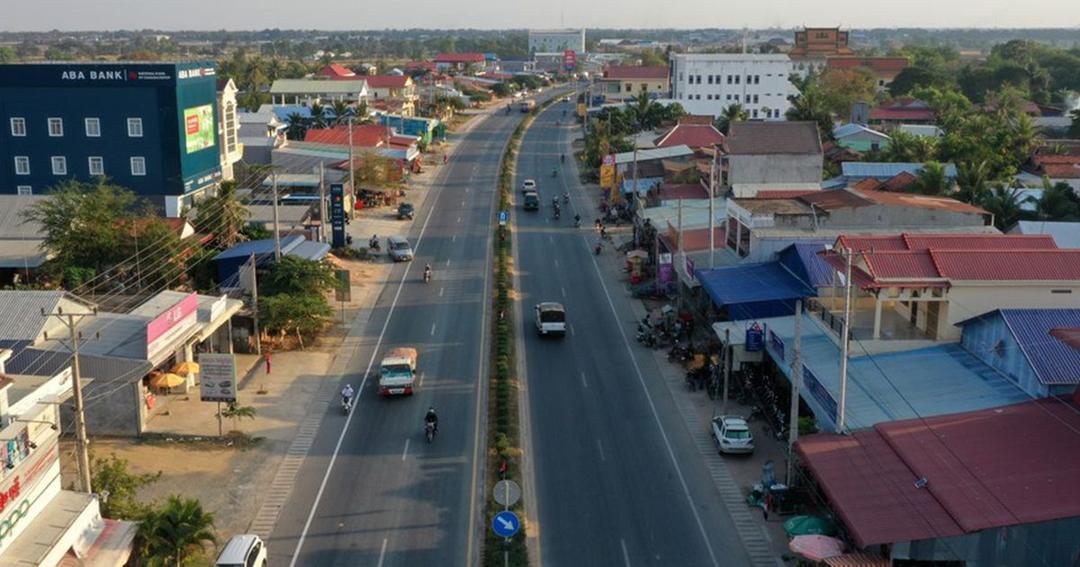 <i>ហេដ្ឋារចនាសម្ព័ន្ធផ្លូវថ្នល់នៅកម្ពុជា&nbsp;</i>