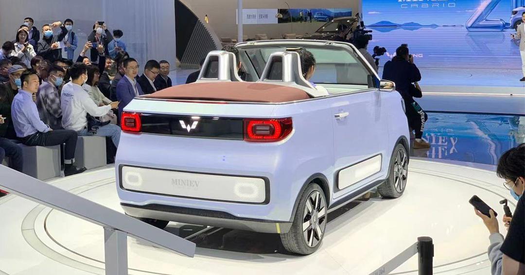 <i>រថយន្ដអគ្គិសនីខ្នាតតូច Wuling Cabrio Covertable&nbsp;&nbsp;</i>