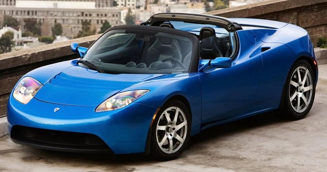 <i>Tesla Roadster ជំនាន់ទី ១&nbsp;</i>