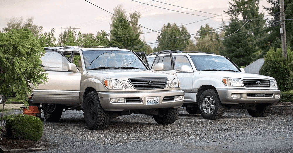 ខាងឆ្វេងជា Lexus LX470 ខាងស្ដាំជា Land Cruiser J100 Series