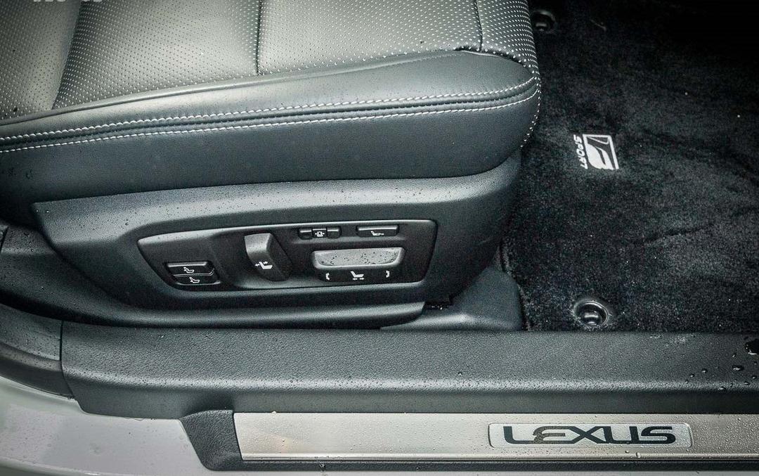 កៅអីប្រភេទ F-Sport មានជើងទម្រ