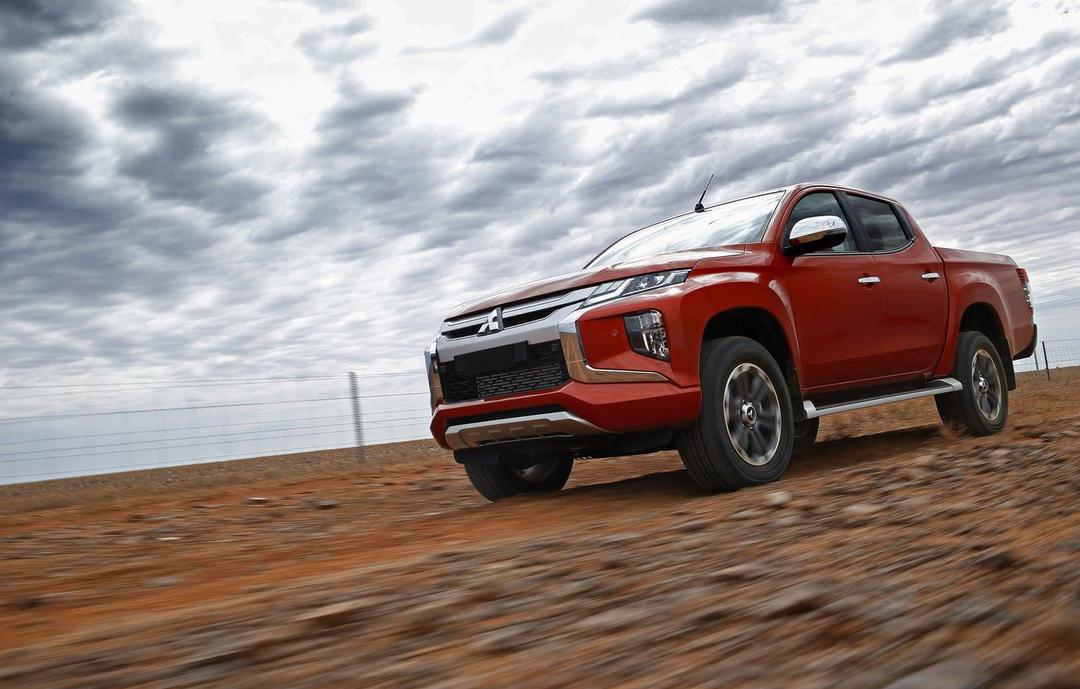mitsubishi-l200-triton-2019-pikap-double-cab-skorost-gruntov.jpg