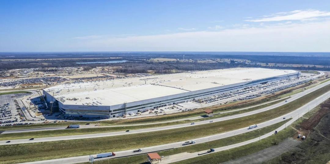 <i>រោងចក្រ Tesla gigafactory នៅ Texas&nbsp;</i>