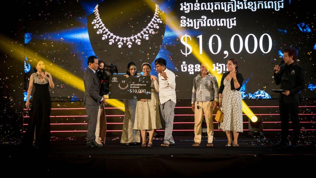 ឈុតគ្រឿង​ខ្សែ​កពេជ្រ និងក្រវិលពេជ្រ តម្លៃ $10,000 ចំនួន 1រង្វាន់