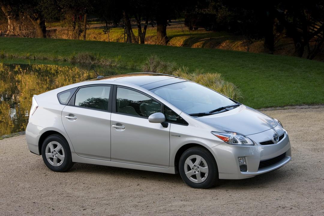 toyota-prius-hybrid-2010-2011-exterior-hevcars-08.jpg